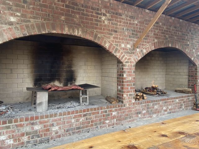 _2022-02-26_LALafayette_AcadianSuperette-outdoor-pit_Cooking-pig1