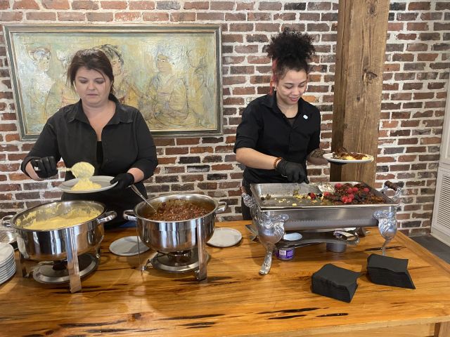 _2022-02-27_LAStFrancisville,7747US-61-MyrtlePlantation_Buffet-Servers