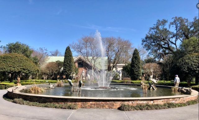 _2022-03-01_LADarrow,40136LA-942__HomasHouse_outside-big-fountain