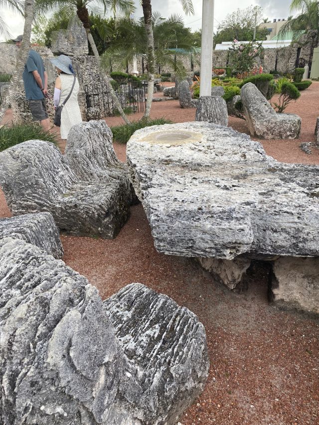 _2022-03-10_FLHomestead,28655S-DixieHwy,CoralCastle_heart-shaped-table