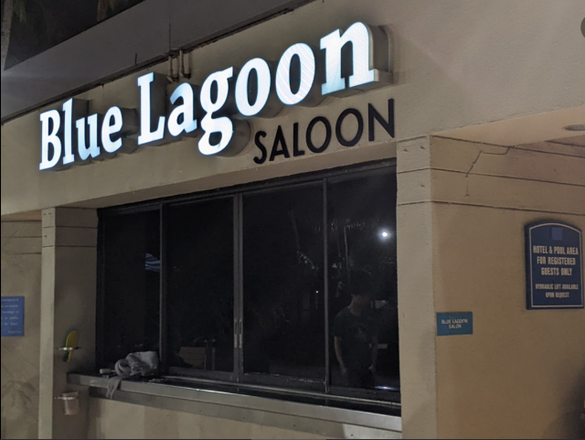 _2022-03-11_FLMiami,Hilton-Blue-Lagoon_Pool_Saloon-bar