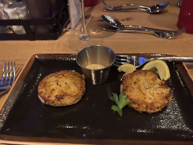_2022-03-15_0941_Carribean_NorweiganJoy_SmokehouseQ_entree_CrabCakes