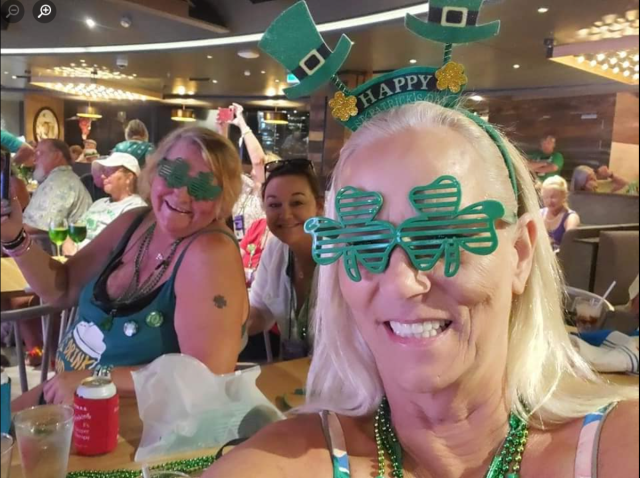 _2022-03-17_1400_Carribean_NorweiganJoy-Parrothead-Green-glasses-group