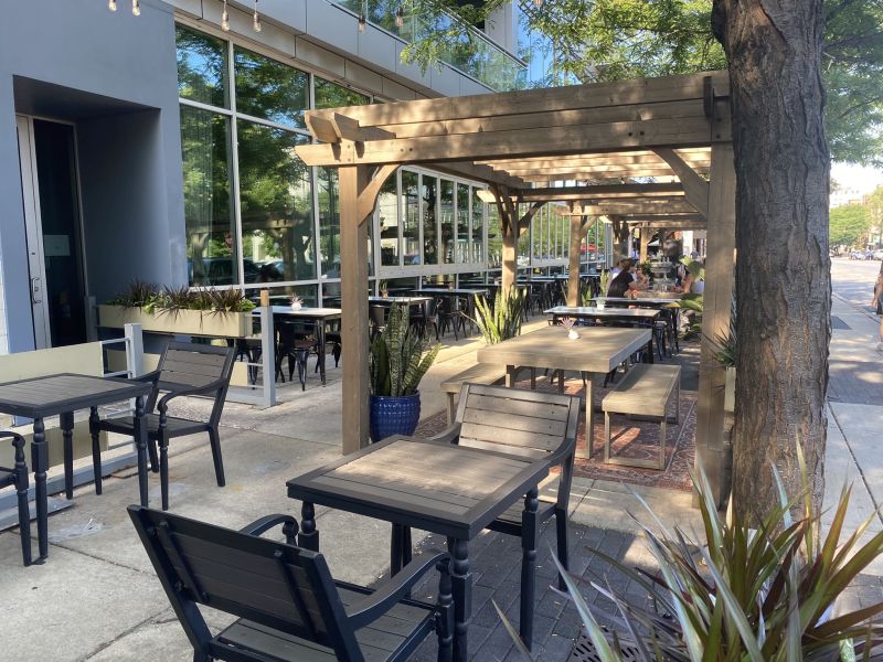 2022-07-10_ILChi,WDivisionSt-Restaurants-outside-dining