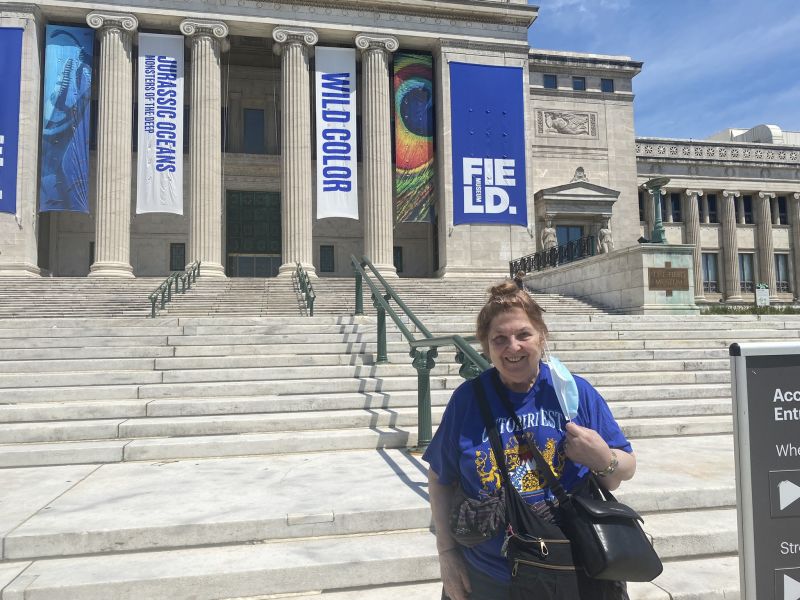 2022-07-19_ILChi,SecondFloor,FieldMuseum_friend