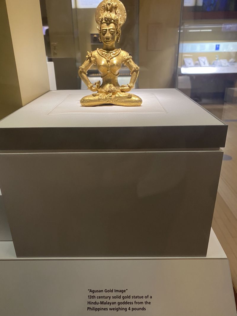 2022-07-19_ILChi,SecondFloor,FieldMuseum_gold-Buddah