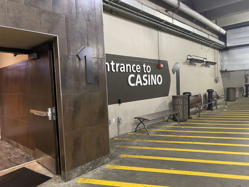 82022-08-08_NCCharlotte,Harrahs-Casino(Parking-Garage-Entrance)1