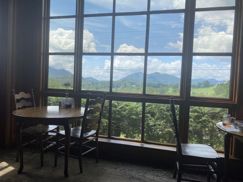 2022-08-17_GADillard,DllardHouseDiningRoom-view-outside-window