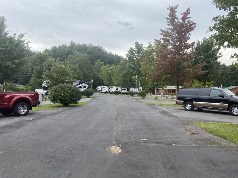 2022-08-17_GADillard,RVRiverVistaResort_Pool-Picnic-area_view1