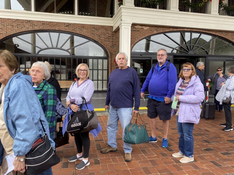 2022-11-28_TNNashville,Opryland_Loading-bus-for-tour1