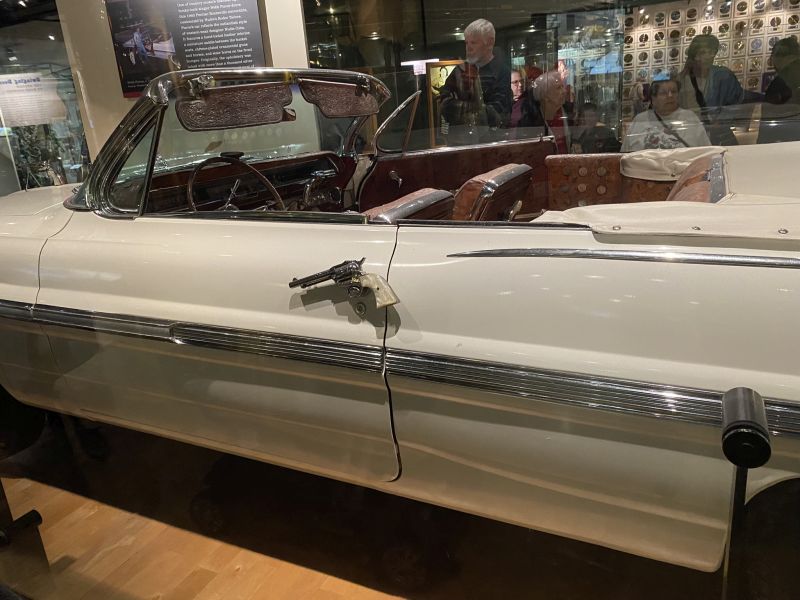 2022-11-28_TNNashville,downtown_Museum-Display-Webb-Pierce_Car3