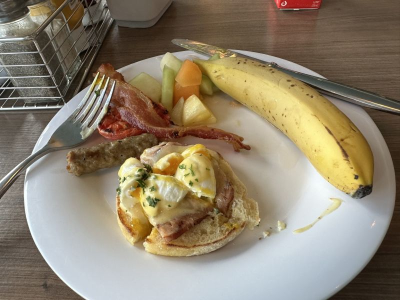 NorweiganEscape-breakfast(eggs-benedict)