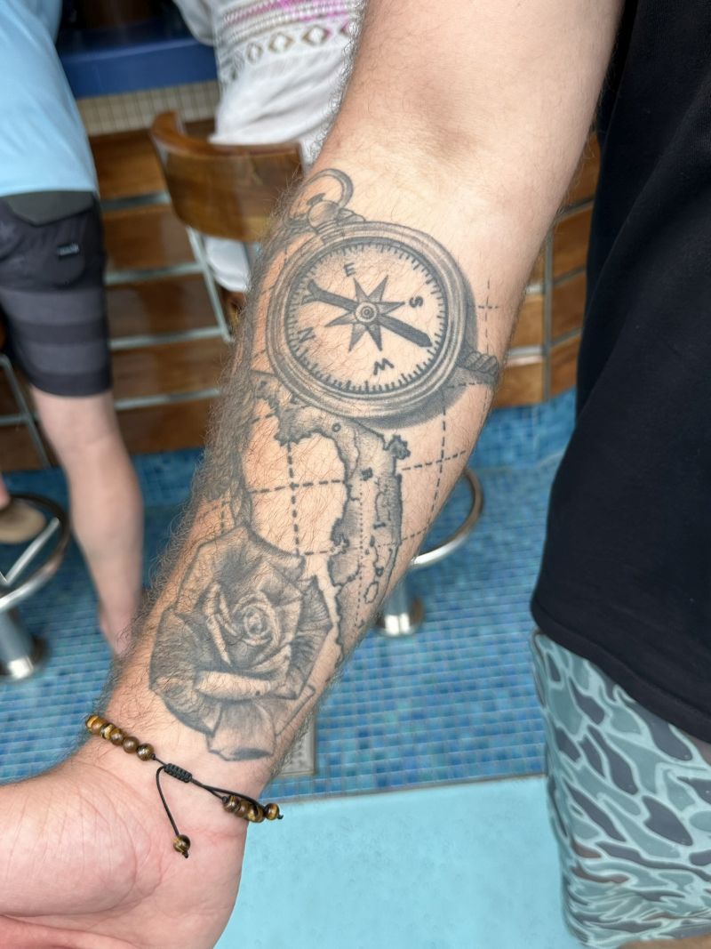 tattoo(Man-RightArm-compass)