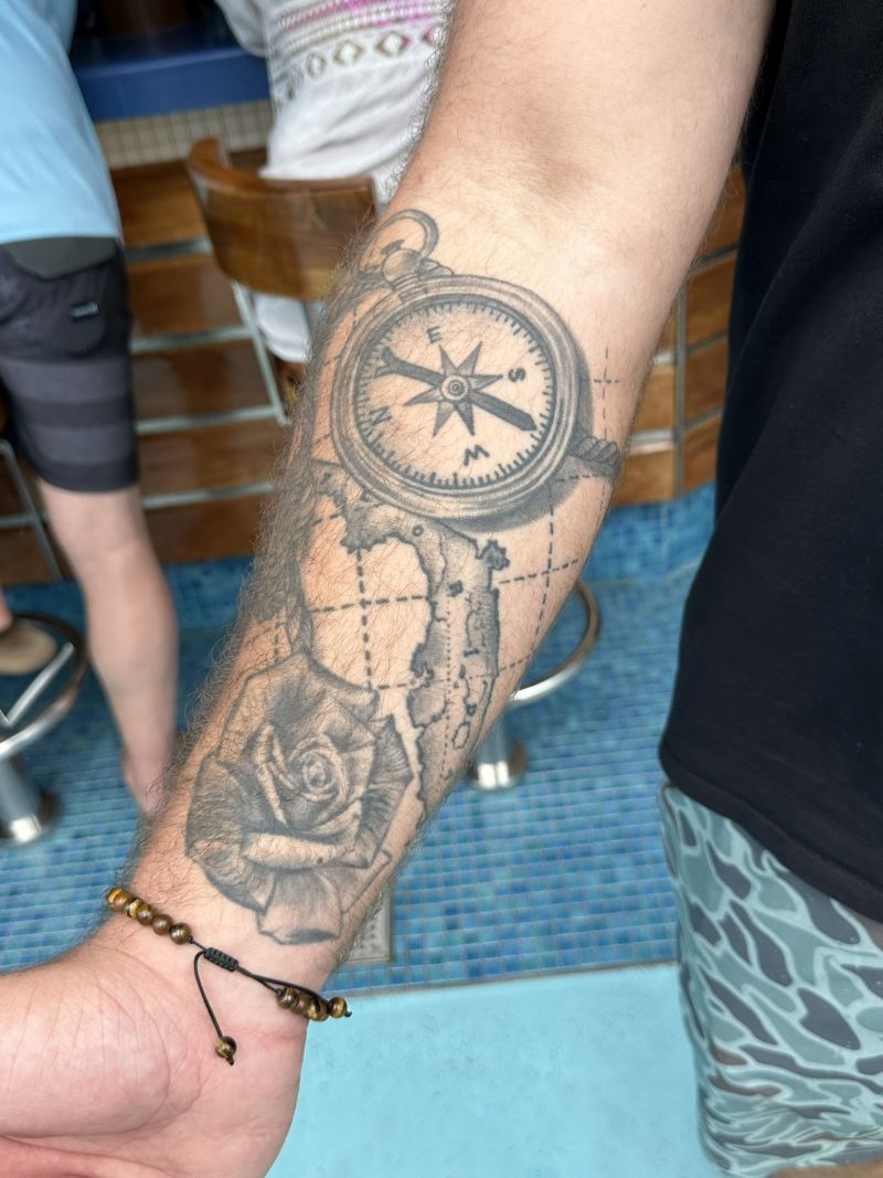 tattoo(Man-RightArm-compass)