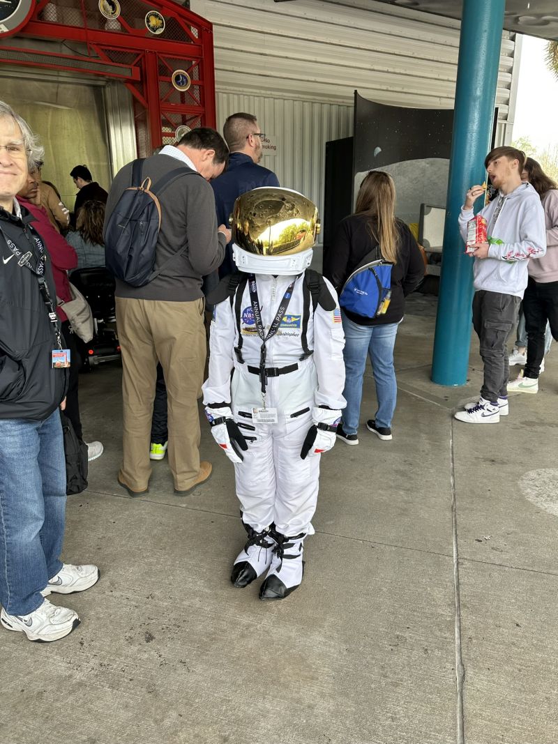 Apollo-SaturnV-building_Astronaut-suit