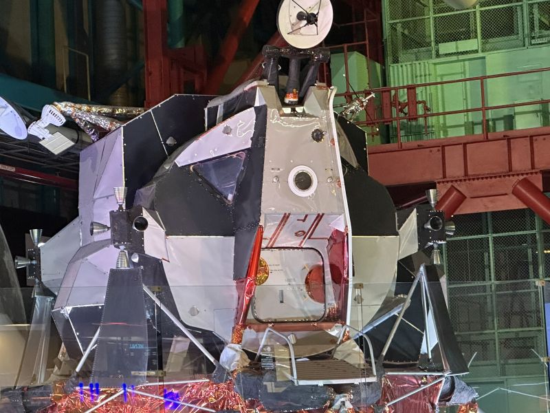 KennedySpaceCenter_Apollo-SaturnV-building_lunarRover
