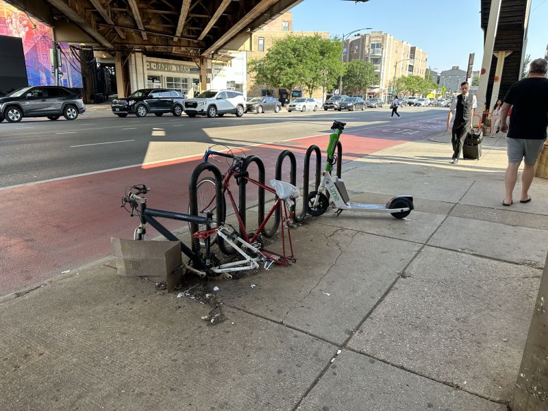 ILChi,Bucktown_Sidewalk-bicycleParts