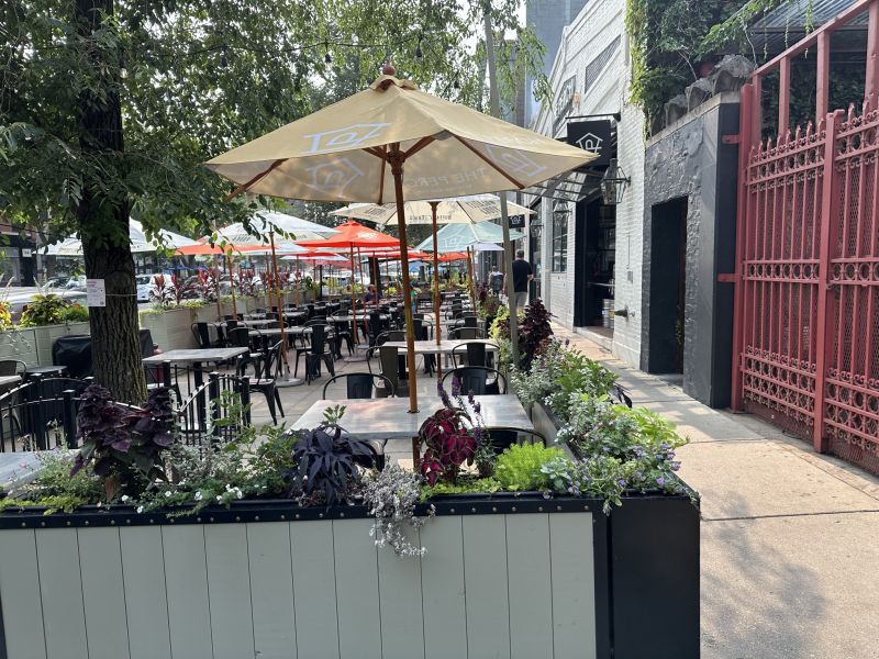 ILChi,WickerPark_nearby-Sidewalk-Restaurants