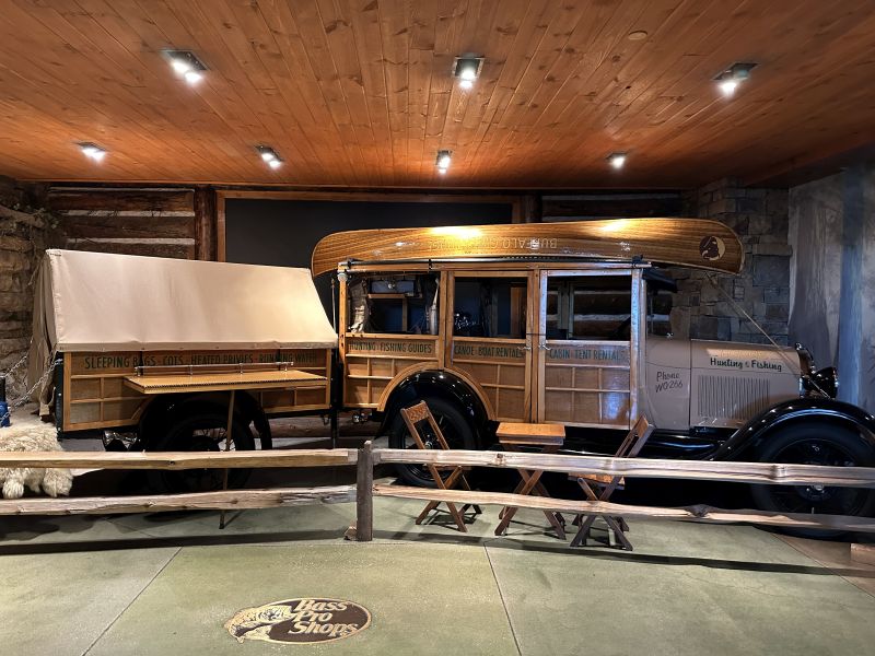 MOSpringfield,BassProShop_Store_Woody-Camper-Bus