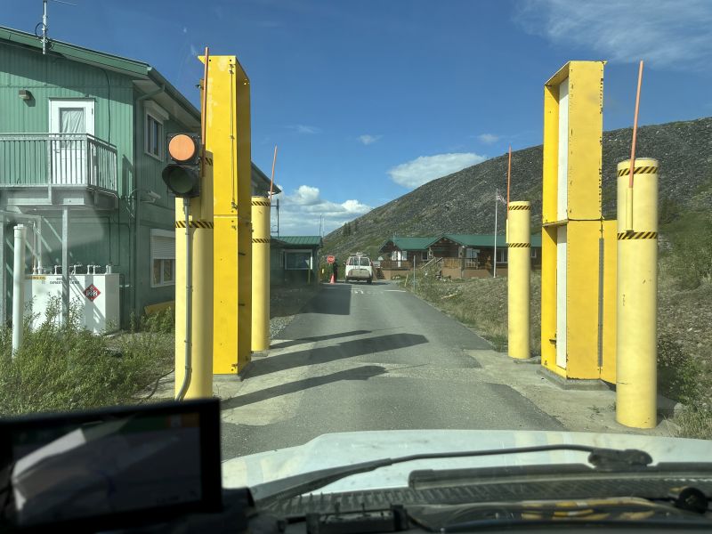 YTDawsonCity-West_Top-of-the-world-highway-at-border