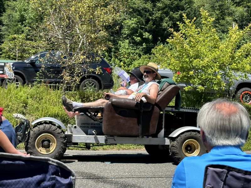 WATahuya-4thJulyParade20-couchCar