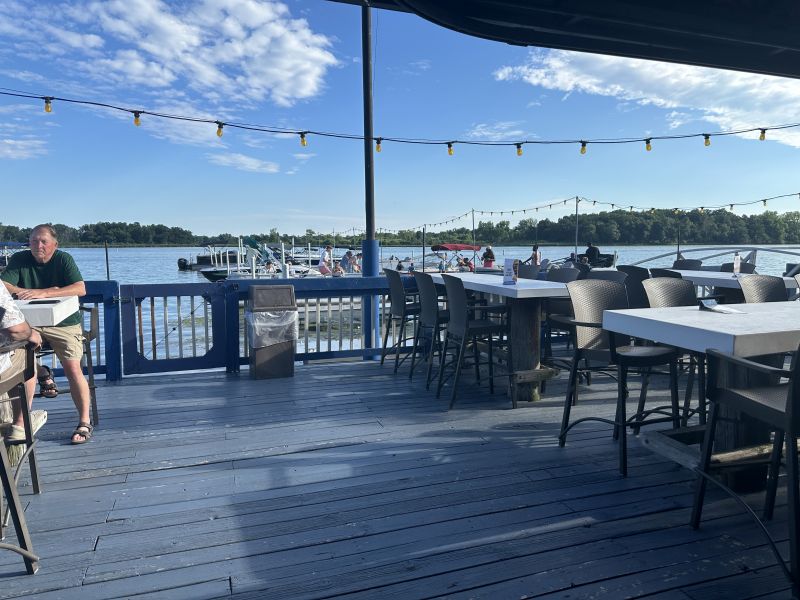 2025-06-28_ILFoxLake_Freddy'sBar_dock
