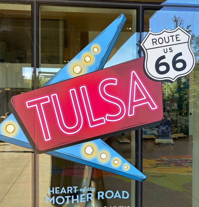 OKOklahoma-NeonSign-nearHighway